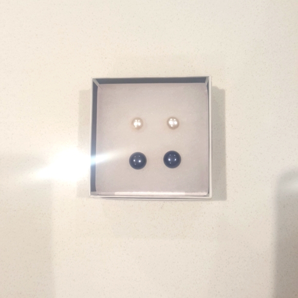 Pearl Studs - Picture 1 of 1